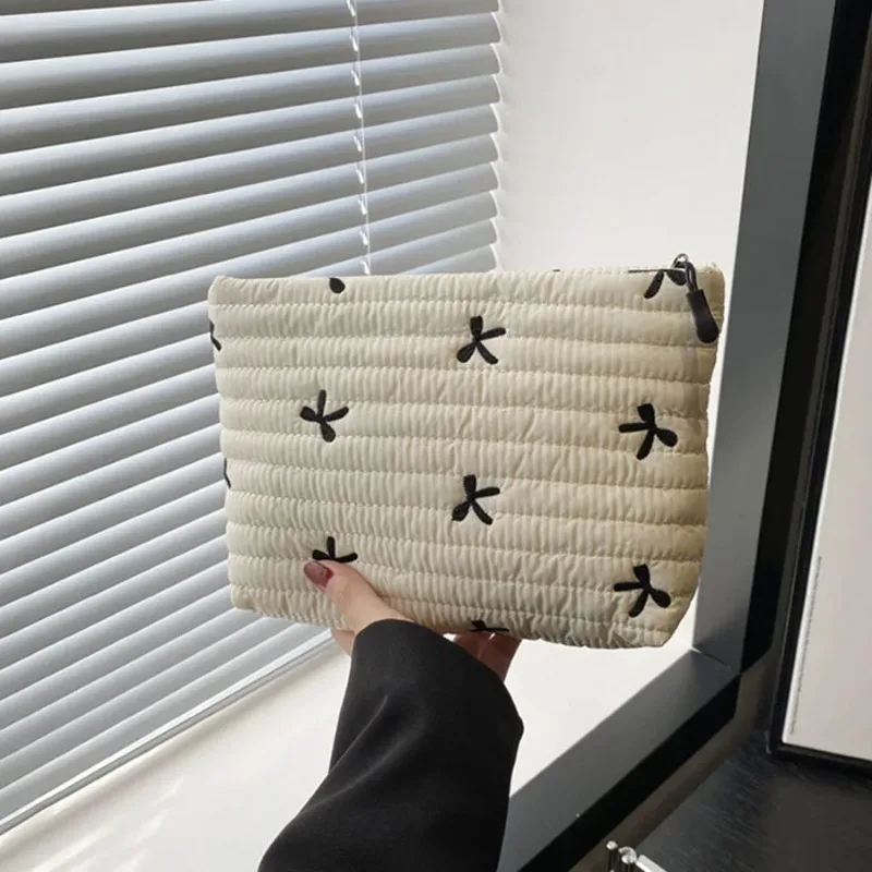 Embroidery Bag - かわいいデザインの化粧ポーチ。ファスナー付きで大容量。刺繍のリボンがあしらわれた、洗面用具や化粧品を収納できるバッグ。