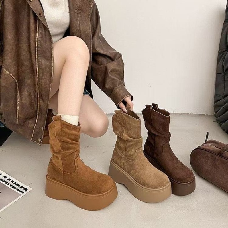 Embroidery Garments - レディース、プラットフォーム付き、ミッドカーフ丈のウェスタンブーツ。スエード素材で、ギャザー加工を施したゆったりとしたデザイン。ラウンドトゥで、厚底のチャンキーソール。ヴィンテージ風のカウガールブーツ。